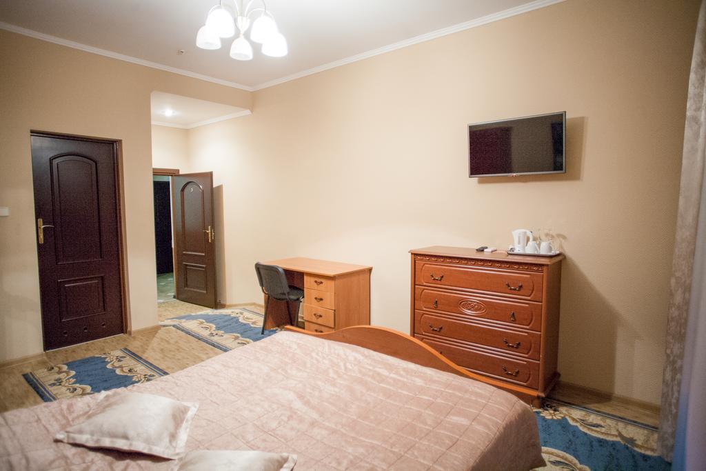 V&P Hotel & Restaurant Chust Zewnętrze zdjęcie