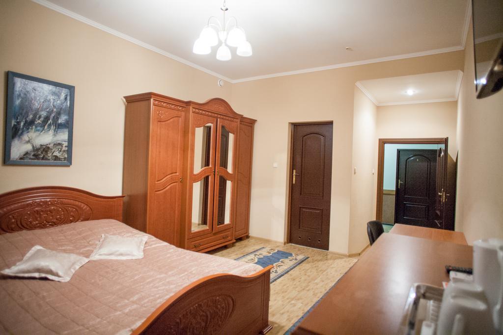 V&P Hotel & Restaurant Chust Zewnętrze zdjęcie